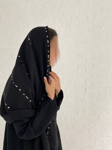 طرحه اسود بذهبي