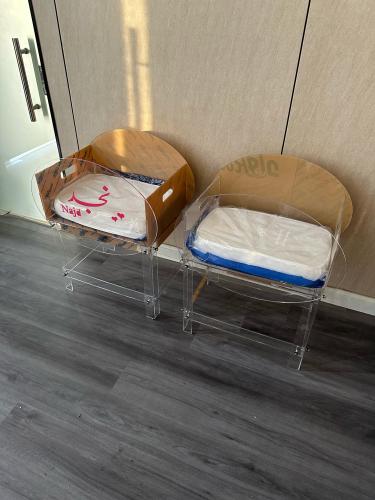 سرير اطفال اكريلك | كتابة حسب الطلب