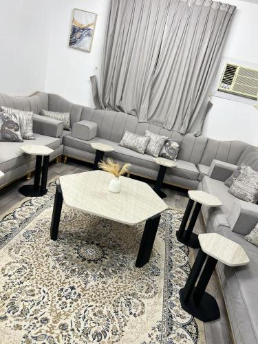 طقم طاولات بديل الرخام مكون من 6 خدمه 1حبه كبيرة