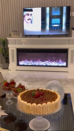 مدفئة مع ديكور خشب ابيض وبديل رخام رمادي