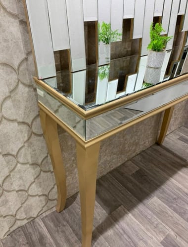 مدخل استقبال مع مراية لون ذهبي