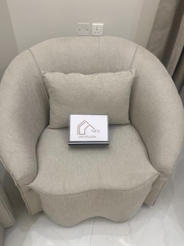 كرسي قماش شانيل