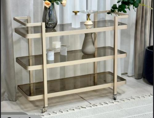 عربة تقديم ضيافة بلون شمباني