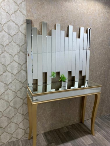 مدخل استقبال مع مراية لون ذهبي