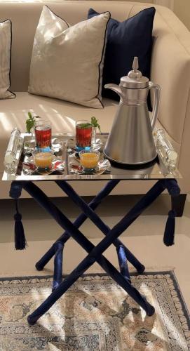 طاولة قابله للطي مخمل كحلي