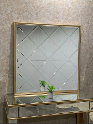 مدخل استقبال مع مراية لون ذهبي