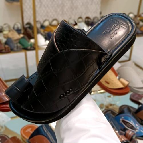 حذاء شرقي طبع بشكل تمساح لون اسود MA307