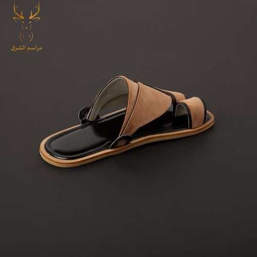 حذاء شرقي مخمل لون بيج غيطان أسود