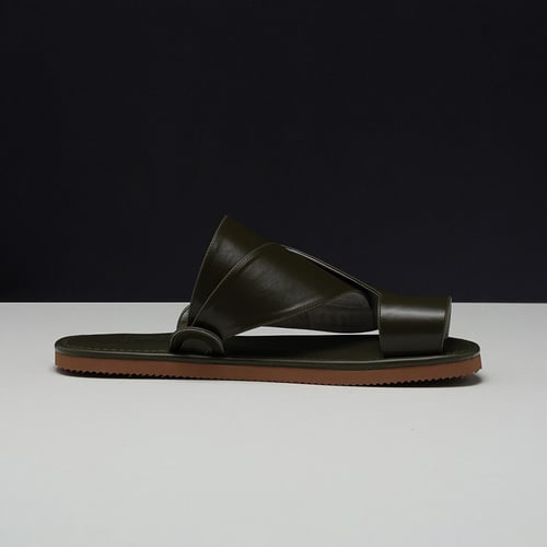 حذاء شرقي كلاسيكي لون أخضر داكن