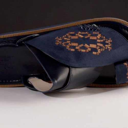 حذاء شرقي مطرز كحلي