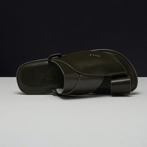 حذاء شرقي كلاسيكي لون أخضر داكن