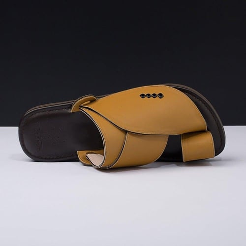 حذاء شرقي كلاسيكي لون أصفر MR325