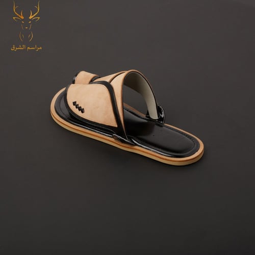 حذاء شرقي مخمل لون بيج غيطان أسود