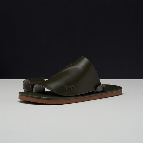 حذاء شرقي كلاسيكي لون أخضر داكن