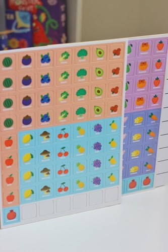 لعبتين في لوحة