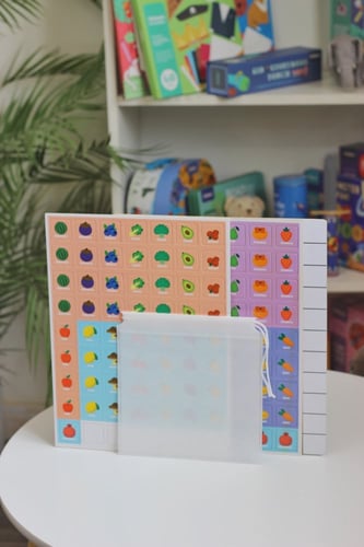 لعبتين في لوحة