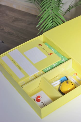 كلمة وحرف أصفر