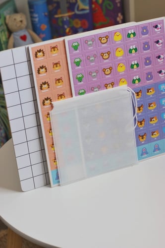 لعبتين في لوحة