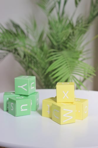 كلمة وحرف أصفر