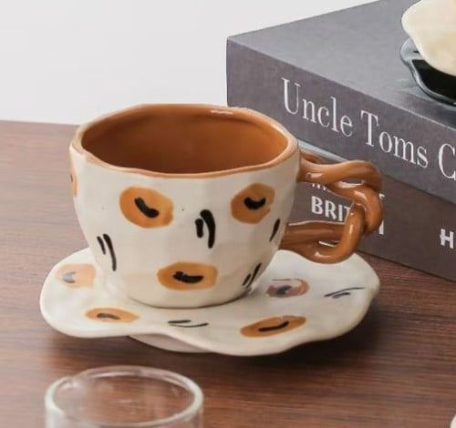 كوب بجسم متعرج ومقبض ملتوي 300مل