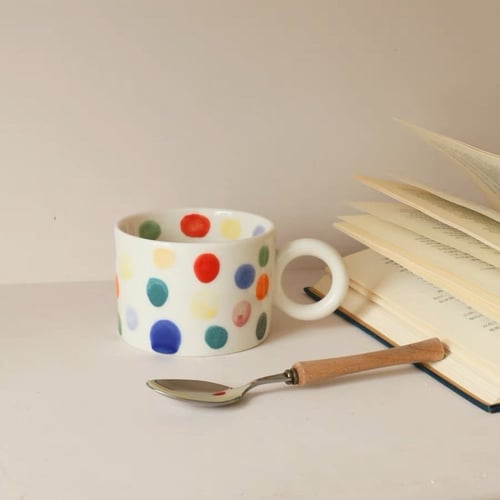 كوب النقاط الملونة