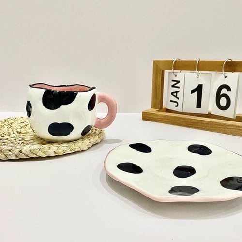 كوب سيراميك برسم أسود تجريدي