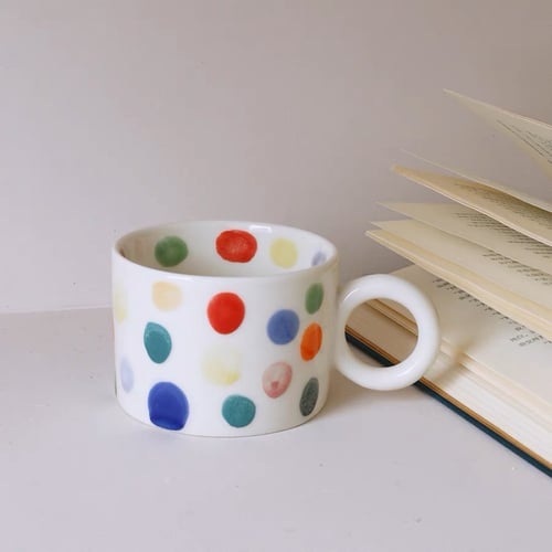 كوب النقاط الملونة