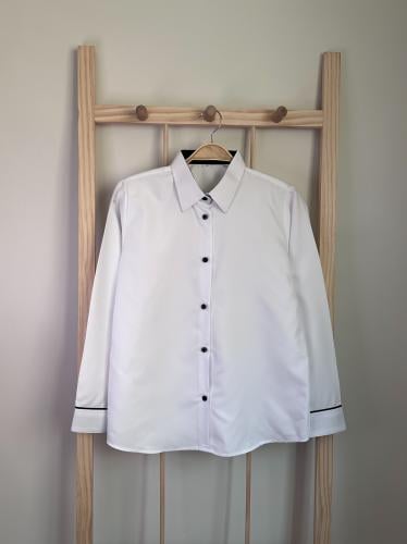 قميص ابيض بلون كحلي