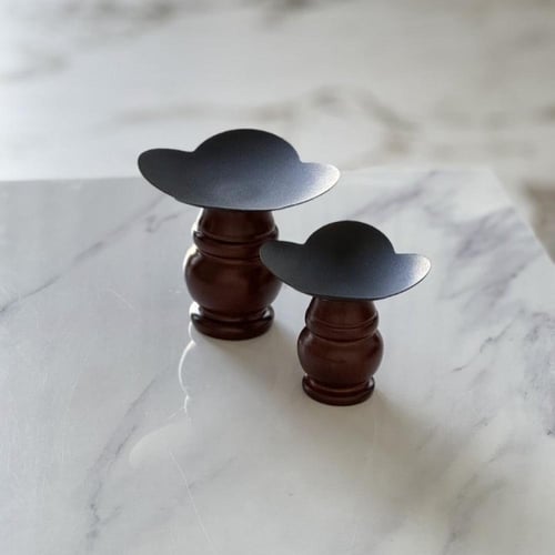 تقديمة معدن بقاعدة خشب