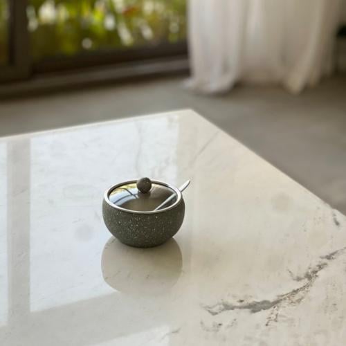 علبة معدنية وملعقة