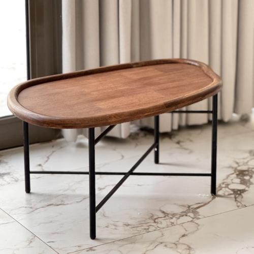 طاولة خشب بقاعدة معدن مميزة