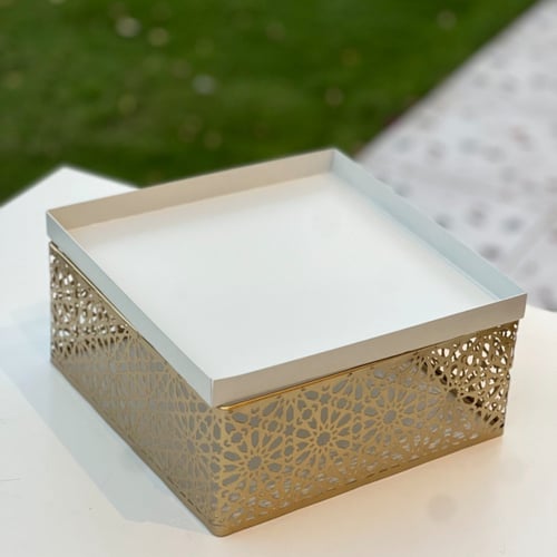 تقديمة معدن بلون ذهبي