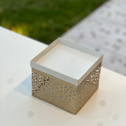 تقديمة معدن بلون ذهبي