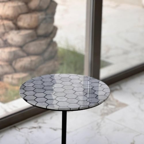 طاولة رخام صناعي بقاعدة معدن مميزة