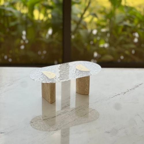 تقديمة اكريلك بقاعدة رخام ترافنتينو