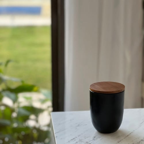 علبة بغطاء خشب