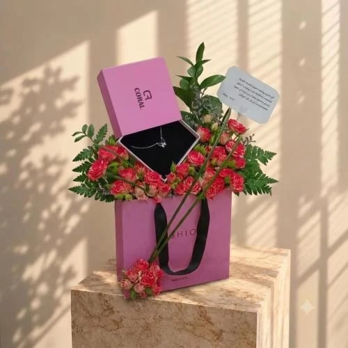 سلسال خيال فضي مع ورد احمر