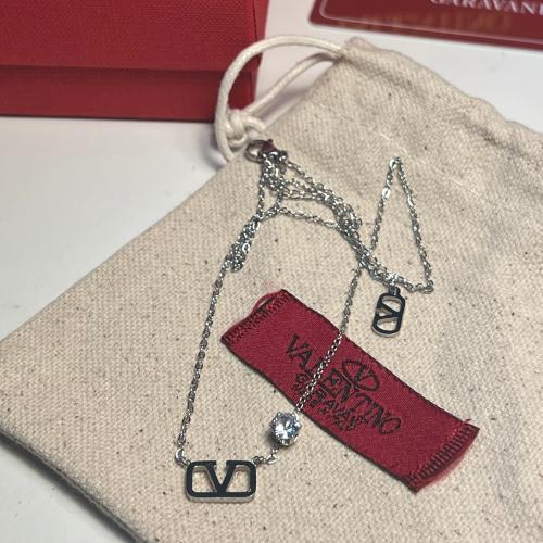 سلسلة وحلق فالنتينو مع ملحقات