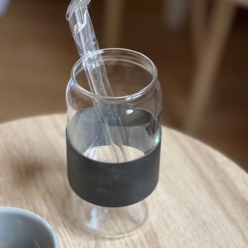 كأس بقطعه جلدية