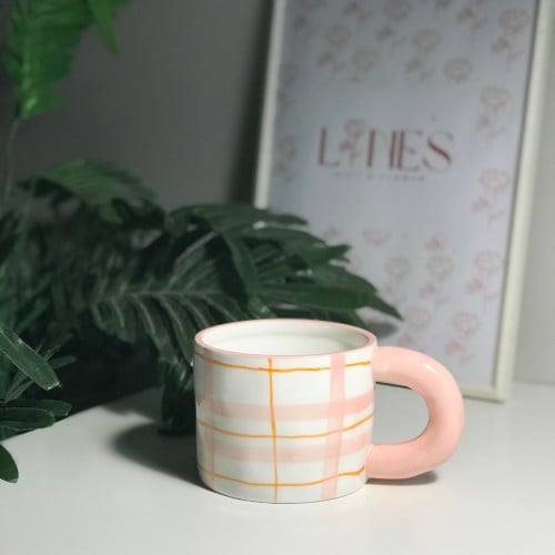 كوب وردي مع ابيض