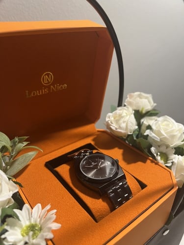 سلة ورد مع ساعة