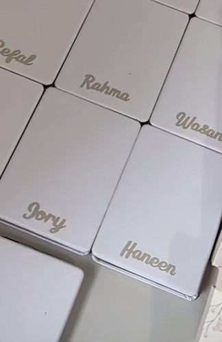 تعليقة مرايا مع كتابه اسم