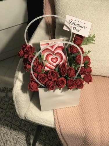 سلة ورد مع هدية