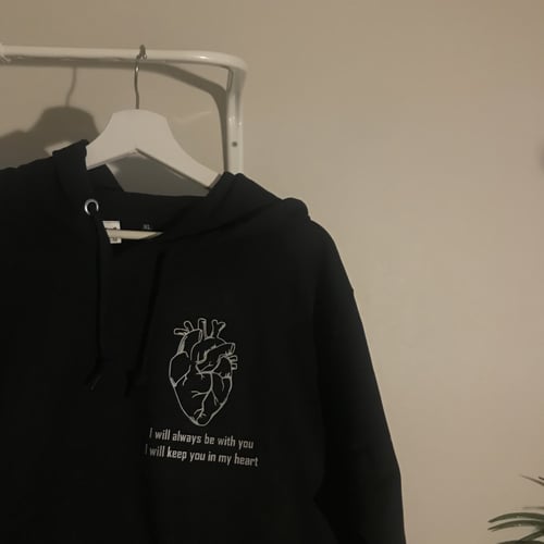 بلوفر قلب وعبارة