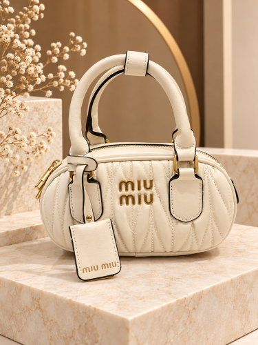 شنطة يد و كتف صغيرة MIU - أبيض