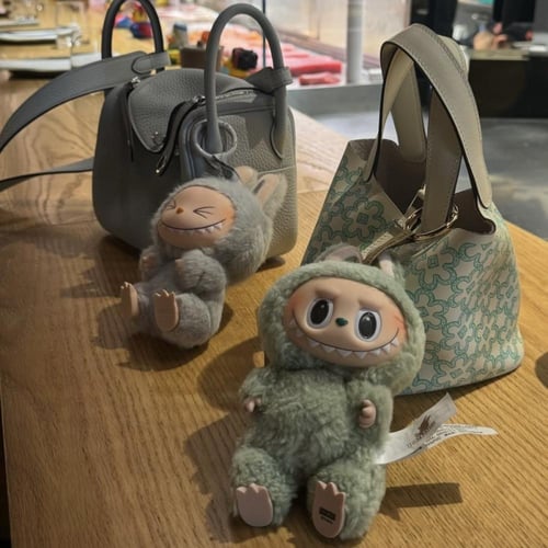 ميدالية لابوبو الجالس بوب مارت - Labubu Sitting Do...