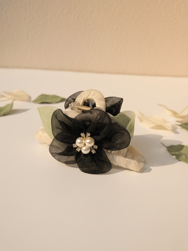 مساكة الورد بتفاصيل من اللؤلؤ