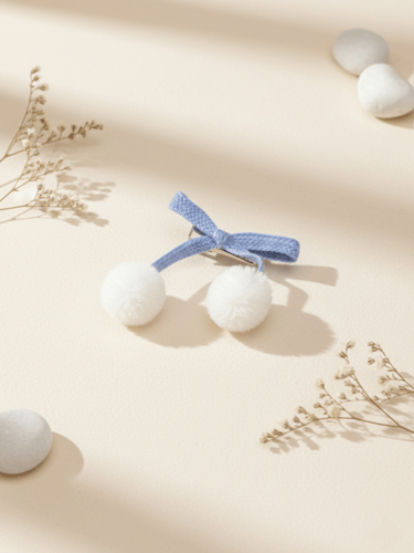 زوج من مشابك الشعر الصغيرة