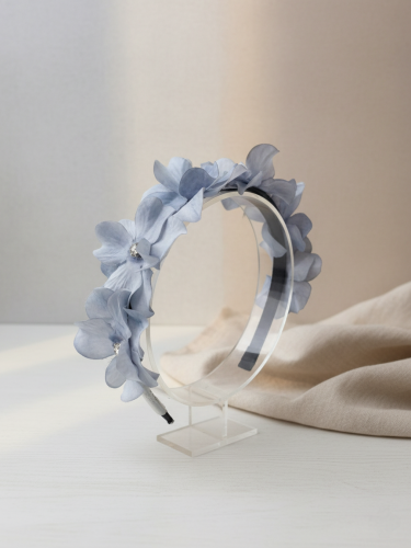 طوق شعر بتصميم ورد الاصطناعي باللون الرمادي