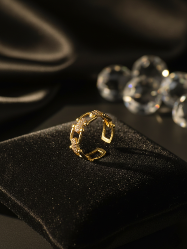 خاتم ذهبي بتصميم عصري